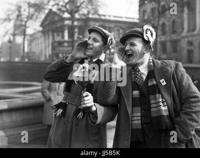 Crook Town AFC Fußballfans in London im Jahr 1954 zu sehen, ihre Mannschaft in den FA Amateur Cup-Finale im Wembley-Stadion Stockfoto