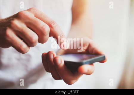 Benutzer mit mobilen Anwendung auf Smartphone, abstrakte Nahaufnahme von Händen Stockfoto