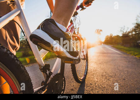 Radfahren im Freien, Nahaufnahme von den Füßen auf pedal Stockfoto