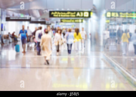Verschwommen Flughafen Hintergrund, Menschen zu Fuß in der modernen internationalen Terminal von Doha Stockfoto