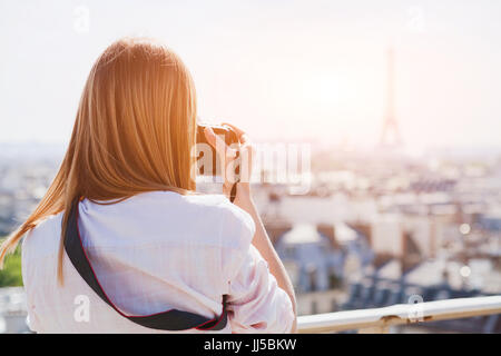 Touristische Fotograf in Paris unter Foto von Eiffelturm und Panoramablick über die Stadt Stockfoto