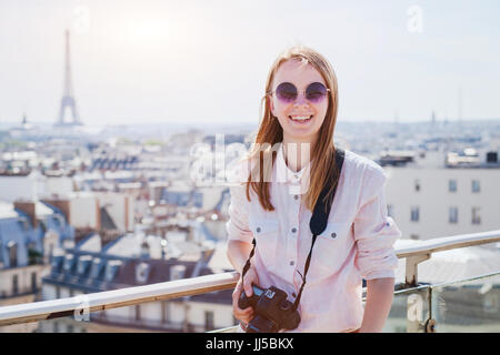 Portrait von Glücklich lächelnde Frau Touristen mit Kamera in Paris, Sightseeing oder Reisen Hintergrund Stockfoto