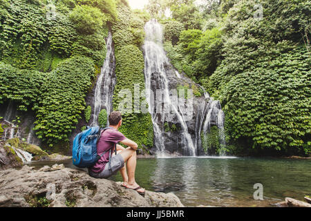 Touristen backpacker Suchen am Wasserfall in Bali. Stockfoto