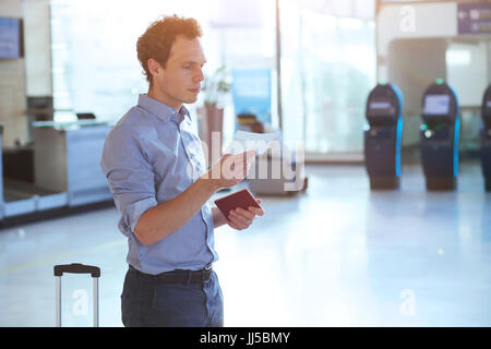 Man Kontrolle Bordkarte und die Anzahl der Gatter in den Flughafen Stockfoto