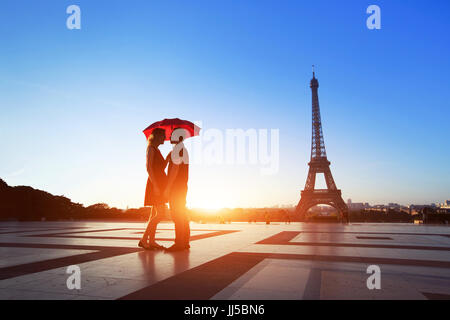 Romantisches Paar in Paris, Mann und Frau, die unter dem Dach in der Nähe von Eiffelturm, Hochzeitsreise Stockfoto