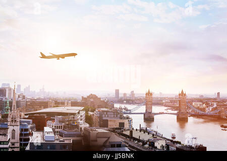 Anreise per Flug nach London, im Flugzeug am Himmel über die Tower Bridge Stockfoto