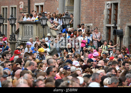 Kundenansturm vor der Ankunft des Herzogs und der Herzogin von Cambridge am Markt in Danzig Dlugi Targ am zweiten Tag ihrer drei-Tages-Tour von Polen. Stockfoto