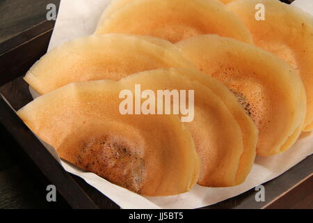 Kue Lekker, Indonesisch Straße Nahrung von dünnen, knusprigen Pfannkuchen mit Banane, Schokolade und Käsefüllung. Stockfoto