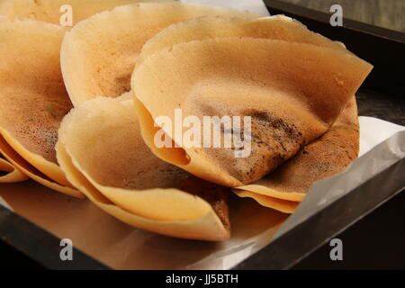 Kue Lekker, Indonesisch Straße Nahrung von dünnen, knusprigen Pfannkuchen mit Banane, Schokolade und Käsefüllung. Stockfoto