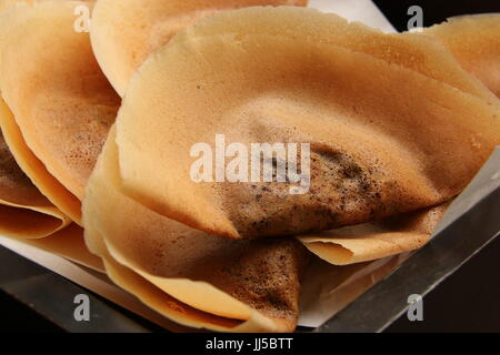 Kue Lekker, Indonesisch Straße Nahrung von dünnen, knusprigen Pfannkuchen mit Banane, Schokolade und Käsefüllung. Stockfoto