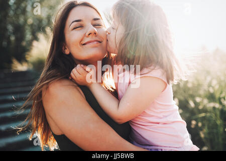 Bild von Mutter und Kind mit besonderen Bedürfnissen Stockfoto