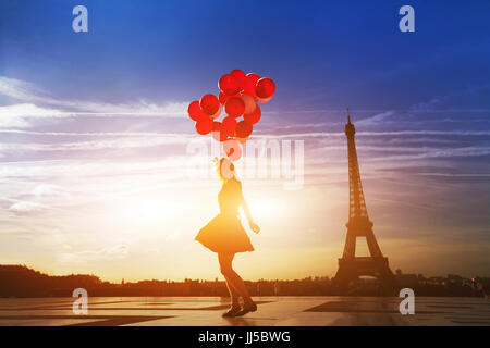 Silhouette der Frau mit roten Ballons in der Nähe von Eiffelturm in Paris. Stockfoto