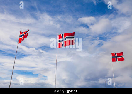 Norwegen, Norwegisch Fahnen schwenkten auf blauen Himmel Hintergrund Stockfoto