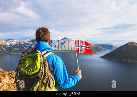 Reisen Sie nach Norwegen, Wanderer Reisenden mit Rucksack norwegische Flagge und mit Blick auf schöne Fjordlandschaft Stockfoto