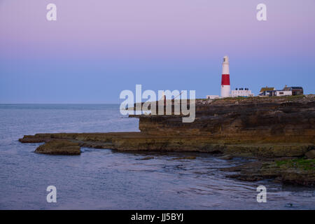 Pre-Morgenlicht über den Leuchtturm an der berühmten Portland Bill, Portland, England, UK Stockfoto