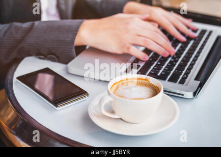 Arbeit am Computer online, Frau überprüfen e-Mail auf Laptop im Café, soziales Netzwerk oder Internet-Konzept Stockfoto