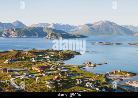 Schönen Fischerdorf in Norwegen, einen atemberaubenden Panoramablick auf die Landschaft aus der Luft Stockfoto