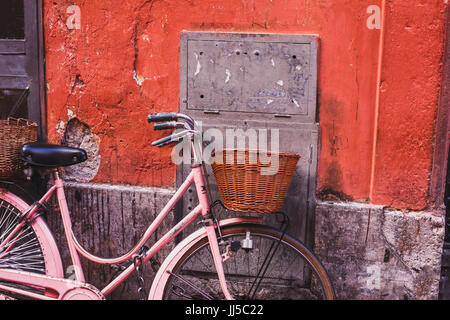 Vintage Fahrrad auf der Straße in Rom, Italien Stockfoto