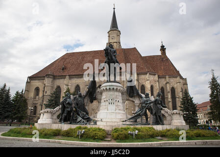 Matthias Corvinus Denkmal vor der Kirche St. Michael, Cluj-Napoca, Rumänien Stockfoto