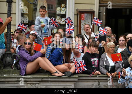 Personen, dass Union kennzeichnet als Kundenansturm vor der Ankunft des Herzogs und der Herzogin von Cambridge am Markt in Danzig Dlugi Targ am zweiten Tag ihrer drei-Tages-Tour von Polen. Stockfoto