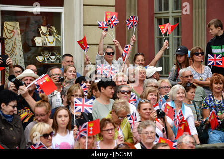 Personen, dass Union kennzeichnet als Kundenansturm vor der Ankunft des Herzogs und der Herzogin von Cambridge am Markt in Danzig Dlugi Targ am zweiten Tag ihrer drei-Tages-Tour von Polen. Stockfoto