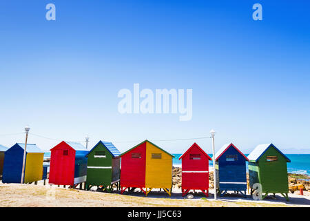 schöne bunte Häuser am Strand mit Exemplar Stockfoto