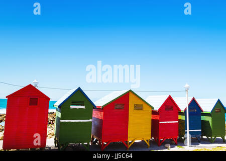 bunte Häuser am Strand, helle Farben Stockfoto