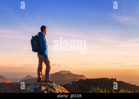 Wanderer am Gipfel des Berges mit Exemplar Panorama Blick auf den Sonnenuntergang genießen Stockfoto