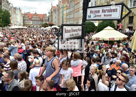 Kundenansturm vor der Ankunft des Herzogs und der Herzogin von Cambridge am Markt in Danzig Dlugi Targ am zweiten Tag ihrer drei-Tages-Tour von Polen. Stockfoto