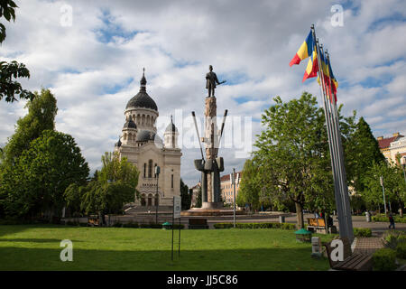 Das Denkmal für Avram Iancu vor der Entschlafung der Gottesgebärerin Kathedrale, Cluj-Napoca, Rumänien Stockfoto