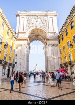 Lissabon, PORTUGAL - 13. Juni 2017: Die Rua Augusta Arch, ein triumphal Bogen-Like, historische Gebäude in Lissabon, Portugal, auf der Praça Comércio. Stockfoto