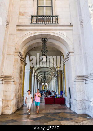 Lissabon, PORTUGAL - 13. Juni 2017: Passanten unter Bögen am Praça Comercio in der Innenstadt von Lissabon. Stockfoto