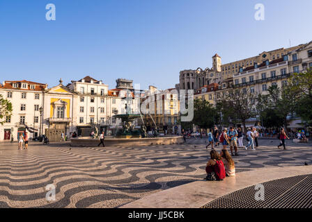 Lissabon, PORTUGAL - 13. Juni 2017: Rossio-Platz (Platz der Pedro IV) in Dwontown von Lissabon. Stockfoto