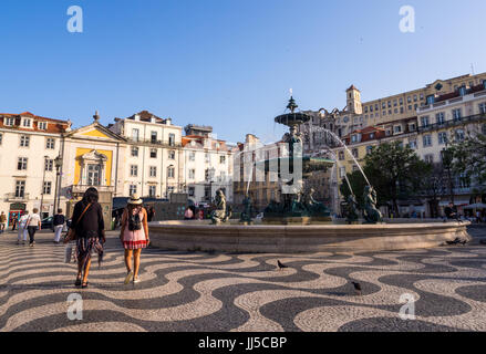 Lissabon, PORTUGAL - 13. Juni 2017: Rossio-Platz (Platz der Pedro IV) in Dwontown von Lissabon. Stockfoto