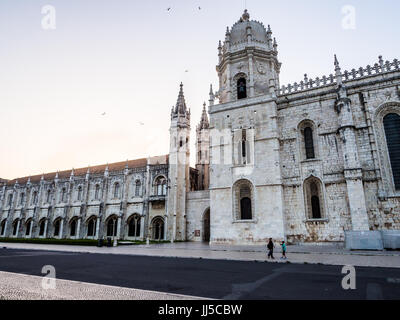 Lissabon, PORTUGAL - 13. Juni 2017: Hieronymus-Kloster in Lissabon, Portugal, bei Sonnenuntergang. Stockfoto