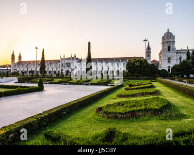 Hieronymus-Kloster in Lissabon, Portugal, bei Sonnenuntergang. Stockfoto