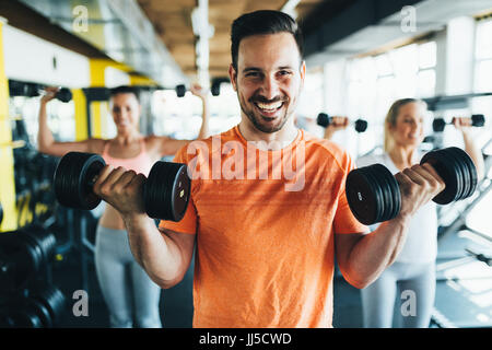 Gruppe von Freunden zusammen im Fitness-Studio trainieren Stockfoto