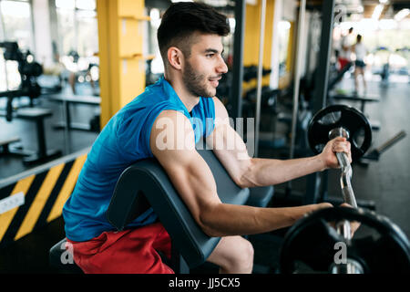 Junger attraktiver Mann Übungen im Fitness-Studio Stockfoto