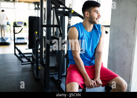 Junger Mann bei Pause von Workout gym Stockfoto