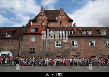 Kundenansturm vor der Ankunft des Herzogs und der Herzogin von Cambridge am Danziger Shakespeare Theatre am zweiten Tag ihrer drei-Tages-Tour von Polen. Stockfoto