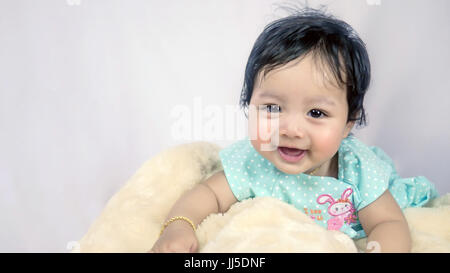 Asian Smiling Babymädchen kriechen in Schlafzimmer