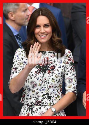 PABest The Duchess of Cambridge besucht den Dlugi Targ Markt in Danzig am zweiten Tag einer dreitägigen Reise durch Polen. Stockfoto