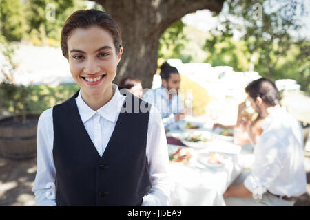 Porträt von lächelnden Kellnerin im restaurant Stockfoto