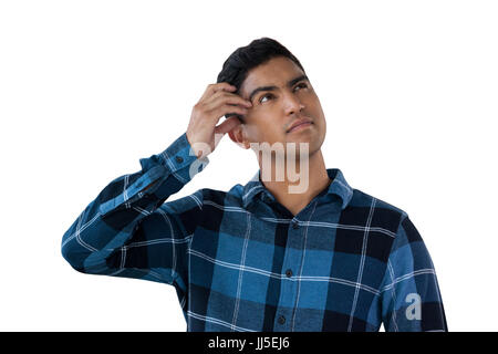 Nahaufnahme eines verwirrten jungen Mann vor weißem Hintergrund Stockfoto