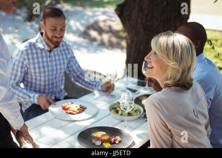 Kellnerin, die Interaktion mit Kunden im restaurant Stockfoto