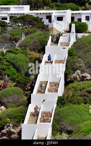 Menschen, die zu Fuß hinauf Schritte Cala Morell Menorca Menorca Spanien Stockfoto