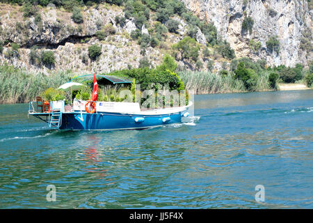 Ein Ausflugsschiff gefüllt mit Blumen und Sträuchern auf dem Fluss Cari vom Fluss Dorf Dalyan, ein beliebter Urlaubsort in der Türkei Stockfoto