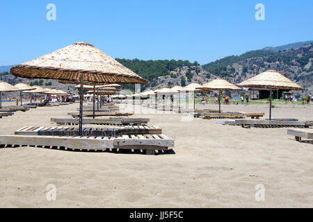 Sonnenschirme und Sonnenliegen auf das berühmte Turtle Beach in Iztuza, Dalyan, Türkei Stockfoto