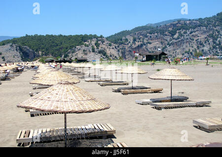 Sonnenschirme und Sonnenliegen auf der berühmten Schildkrötenstrand von Iztuzu, Dalyan, Türkei Stockfoto