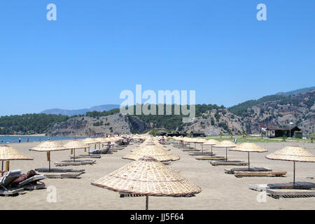 Sonnenschirme und Sonnenliegen auf der berühmten Schildkrötenstrand von Iztuzu, Dalyan, Türkei Stockfoto